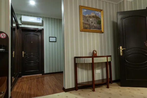 Zargaron Plaza Hotel