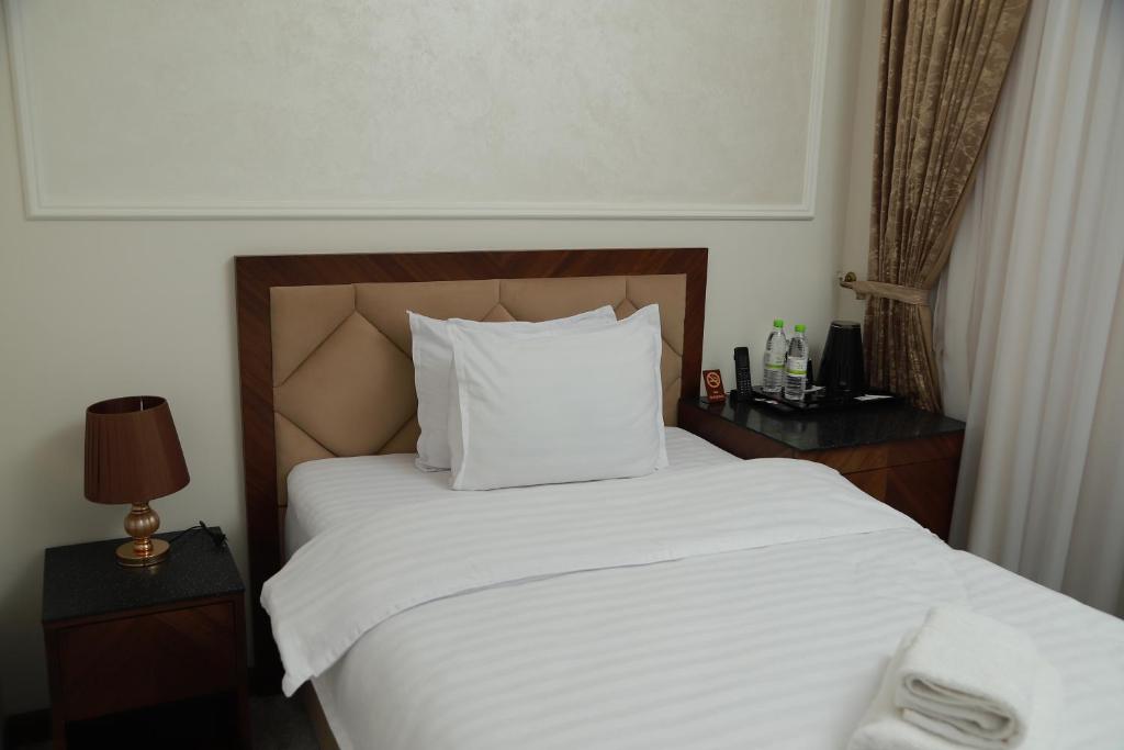 Sandhill Hotel