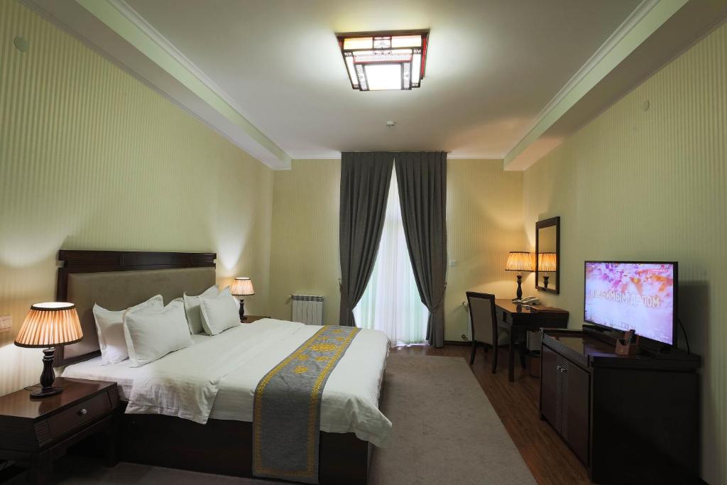 Zargaron Plaza Hotel