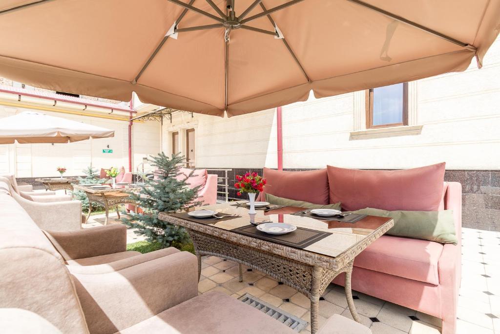 Kushbegi Plaza Hotel