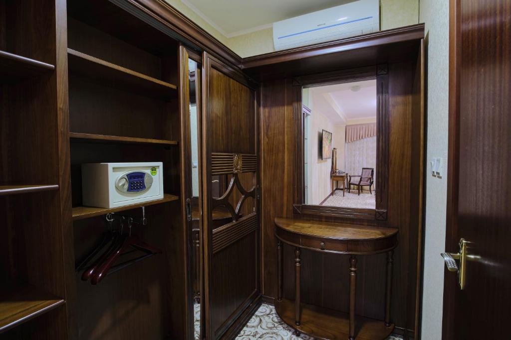 Zargaron Plaza Hotel