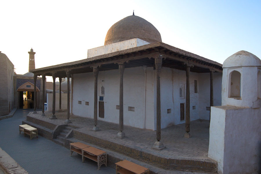 Xivadagi oq masjid